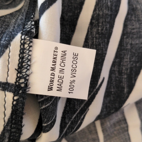 World Market Quarter Sleeve Blouse Women's Black Cream Tropical Print Size S/M - Picture 8 of 8